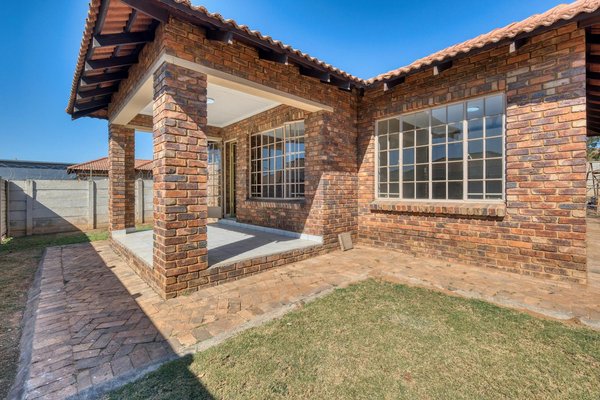 Faut-il choisir une bâche de piscine transparente ou opaque ?