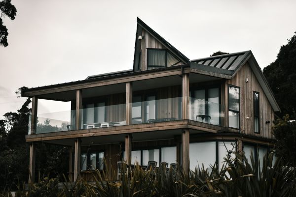 Transformer une maison landaise : guide des choix modernes
